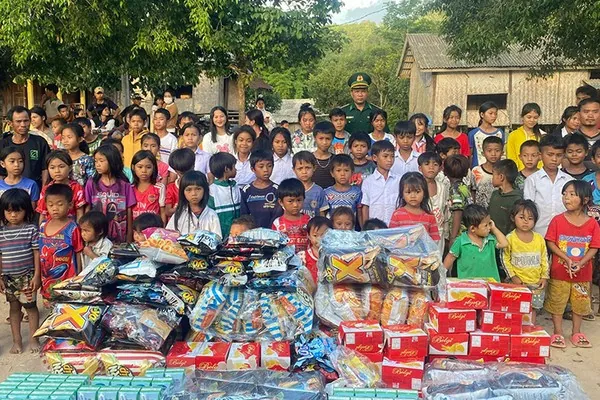 Hình ảnh gia đình đang sử dụng máy tính với công cụ kiểm soát phụ huynh